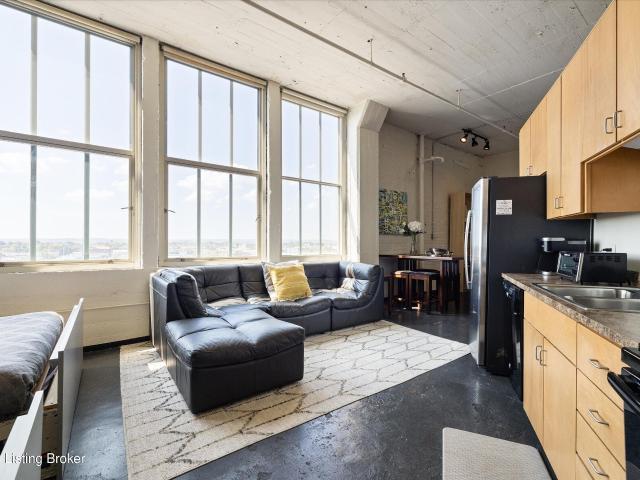 815 W Market St 605