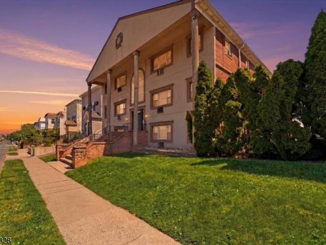 816 826 W Grand St # 3B