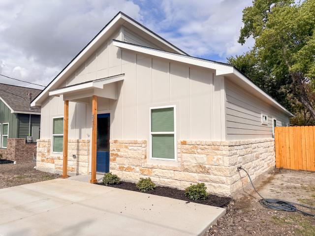 817 5th St, Lockhart, TX 78644 | MLS #6270