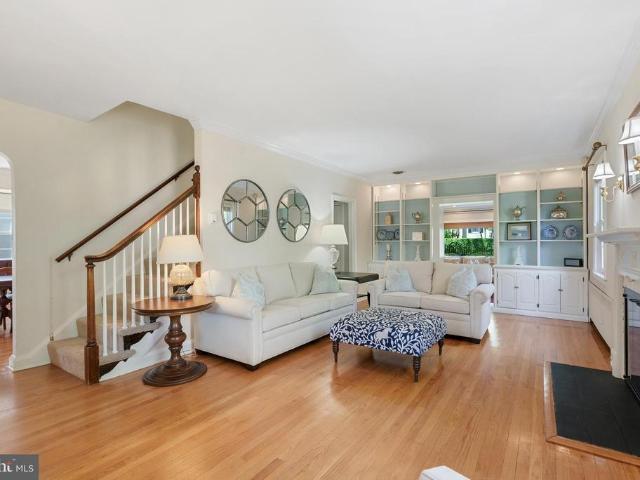 818 Kingston Road
