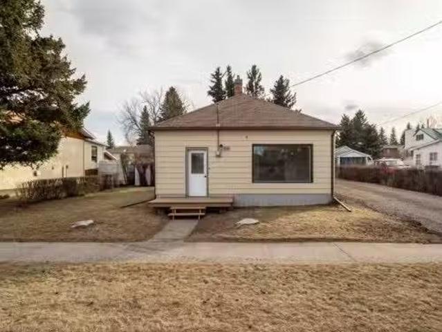818 Mountain Street, Pincher Creek, AB, T0K 1W0 house for sa.