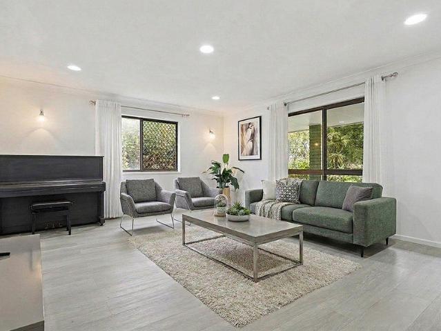 818m2 Subdividable Goldmine in Prime Robertson: 7 Bedroom Dual Living Home with Renovated Kitchen & 24.9m Frontage!