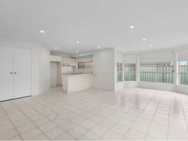 81 The Lakes Drive, GLENMORE PARK House for rent Listed by Pa.