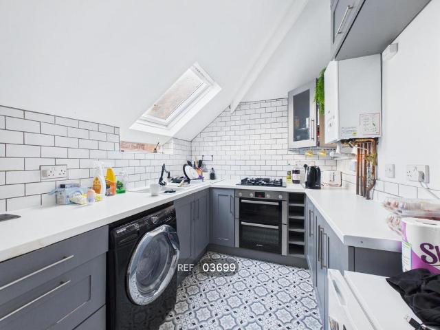 81, Waterloo Crescent, Nottingham. 3 bed apartment to rent £925 pcm £213 pw