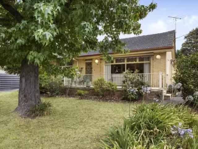 81 Box Hill Crescent, Mont Albert North VIC 3129 House Auction
