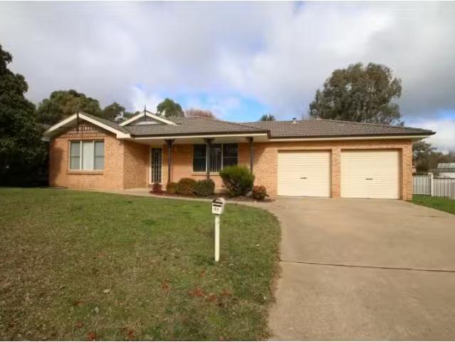 81 Sieben Drive, ORANGE House for rent Listed by Property Man.