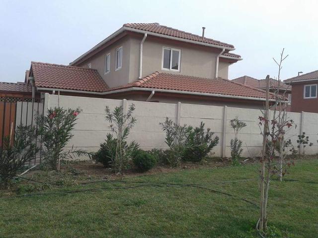 820.000 Cerrillos Bella casa de 2 pisos, casa esquina que da a una plaza interior, 3 dormitorios y 3 baños, principal en suits, logia con espacio para lavadora, con patio y jardín.