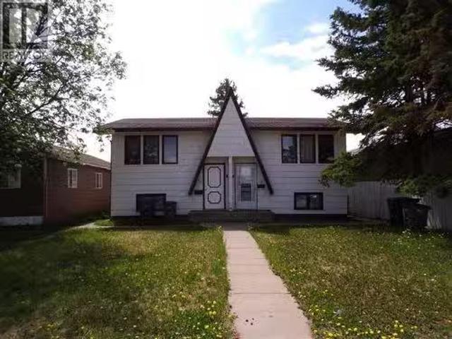 821/823 105 Avenue, Dawson Creek, BC, V1G 2K8 house for sale.