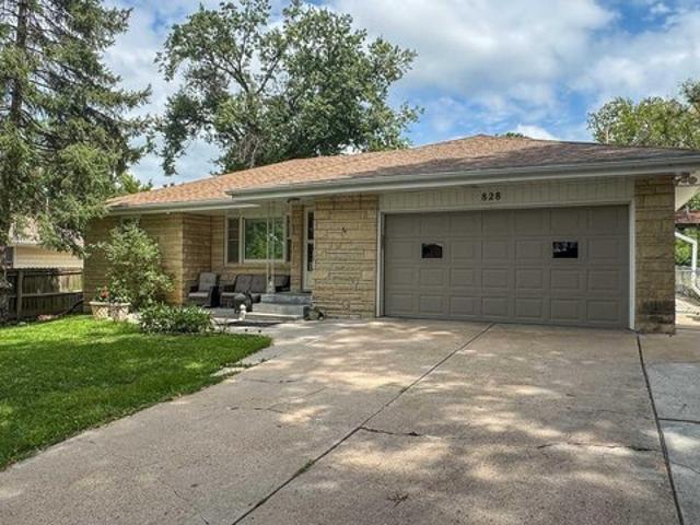 828 Northborough Ln, Lincoln, NE 68505