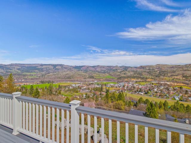 829 Crest Drive