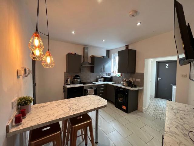 82 Station Road DY5 3HT 4 bed terraced house to rent £575 pcm £133 pw
