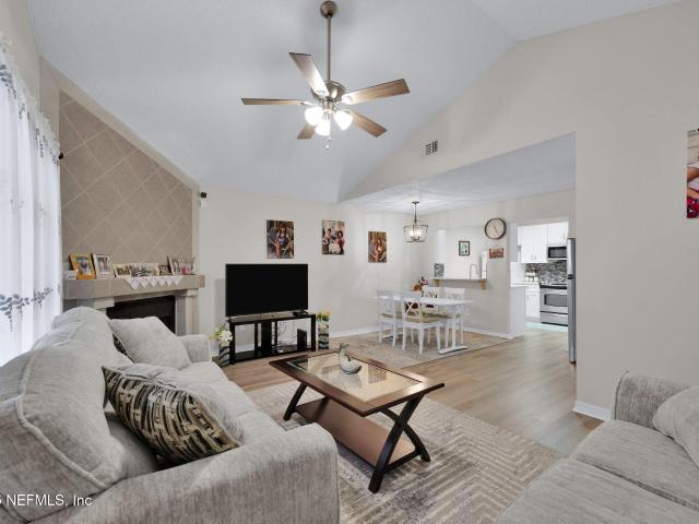 8300 Plaza Gate Ln, Unit 1122, Jacksonville, FL 32217 | MLS #2135