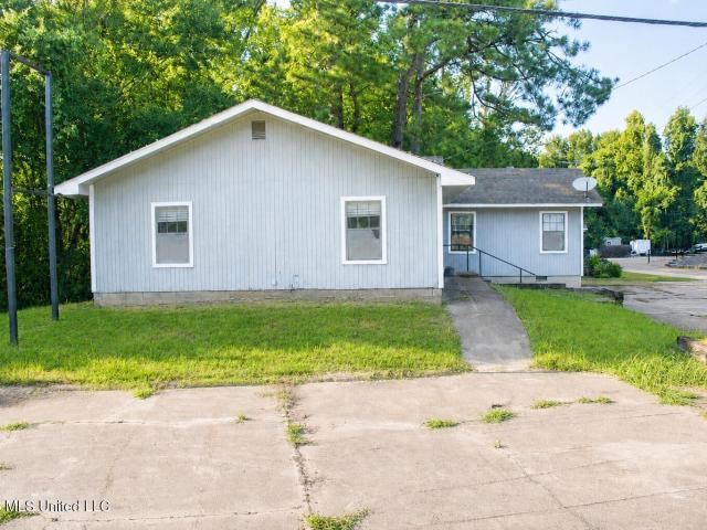 830 Lakeview Drive