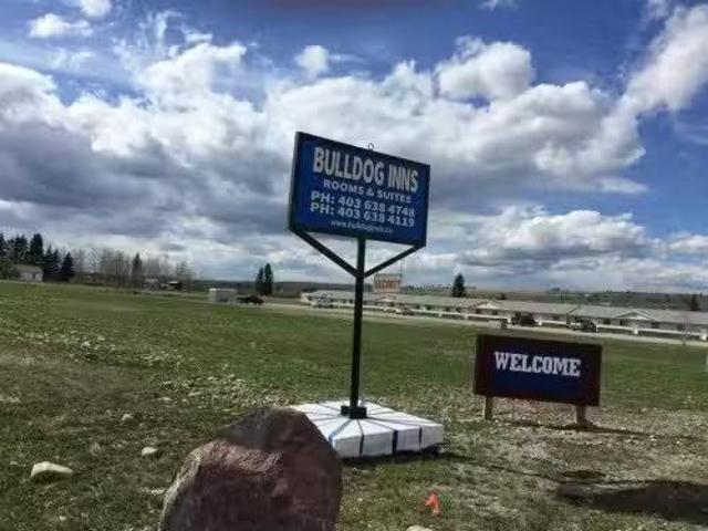 830 Main Avenue West, Sundre, AB, T0M 1X0 commercial for sal.