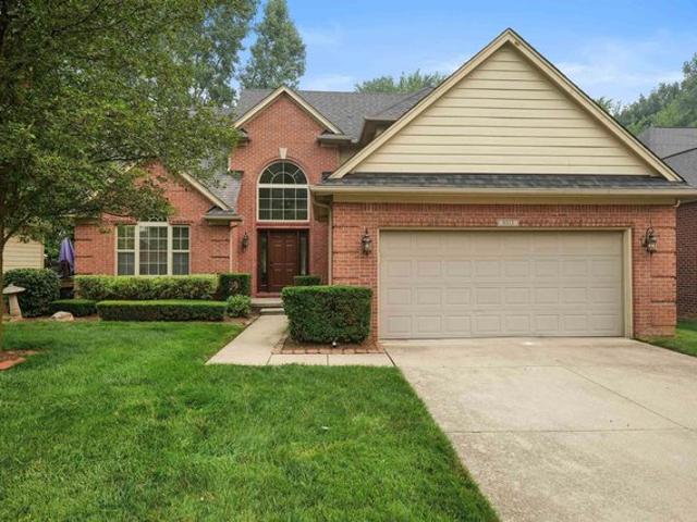 8313 Pine Creek Dr, Utica, MI 48316