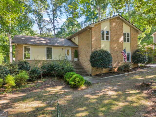 832 Sweet Briar Lane SE