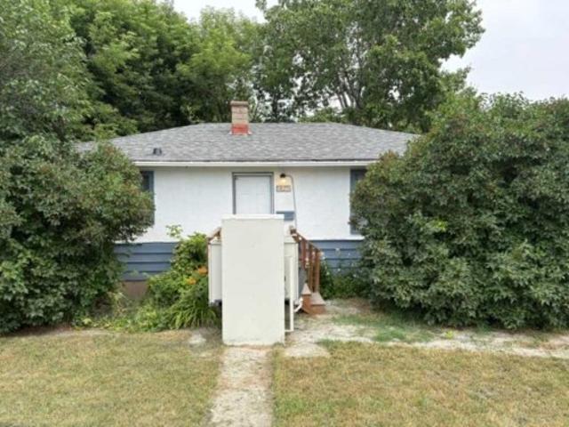 8348 Bowness Road Nw, Calgary, AB, T3B 0H6 house for sale | Listing ID A2332 | Royal LePage