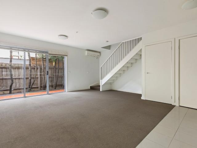 8/35 Rosstown Road, Carnegie