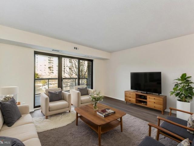 8360 Greensboro Dr, Unit 305, McLean, VA 22102 | MLS #VAFX2295