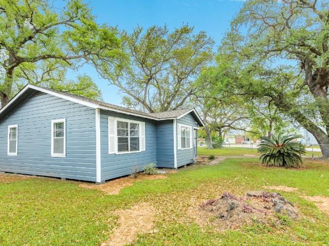 837 Pin Money St, Clute, TX 77531 | MLS #15884
