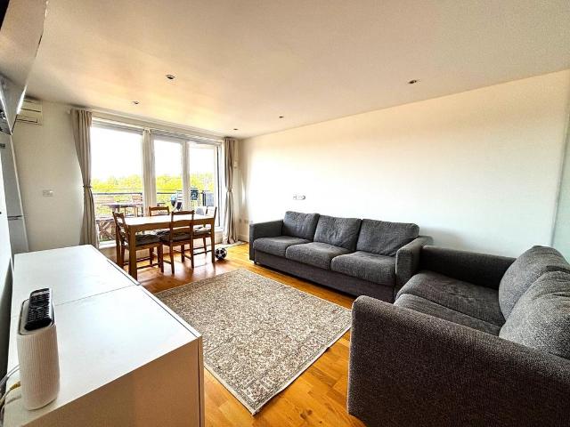 87 Greyhound HIll, Hendon, London, NW4 2 bed flat to rent £2,175 pcm £502 pw