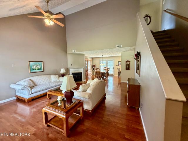 8435 Gardenside Lane