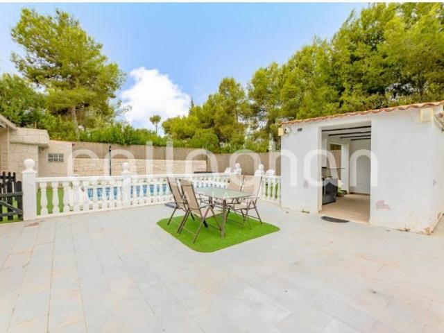 843 m2 de parcela, piscina y una casa pensada para disfrutarla
