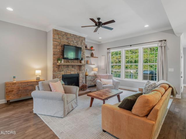 843 Valley Glen Blvd