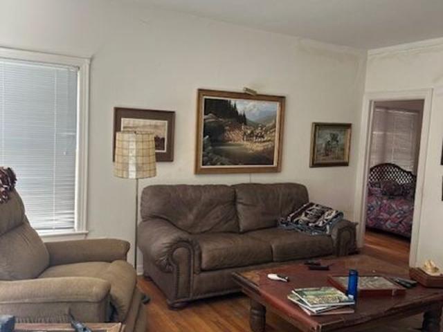 844 Laurel