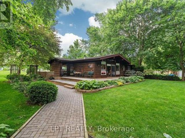 8452 Defore Drive, Lambton Shores, ON, N0M 1T0 house for sale | Listing ID X13564 | Royal LePage