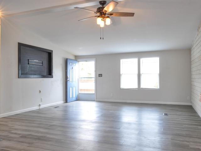 8469 Knollwood Dr
