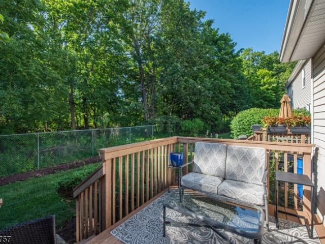 84 Carriage Ln