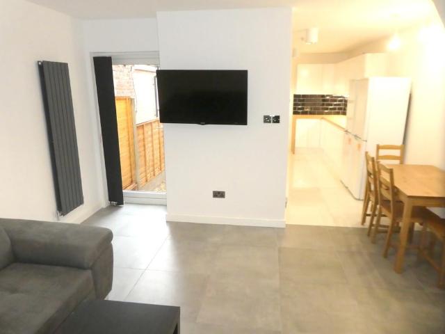 84 Monica Grove, Manchester, M19 2BW, United Kingdom | 6 bed townhouse for rent #137468215 | Rentberry