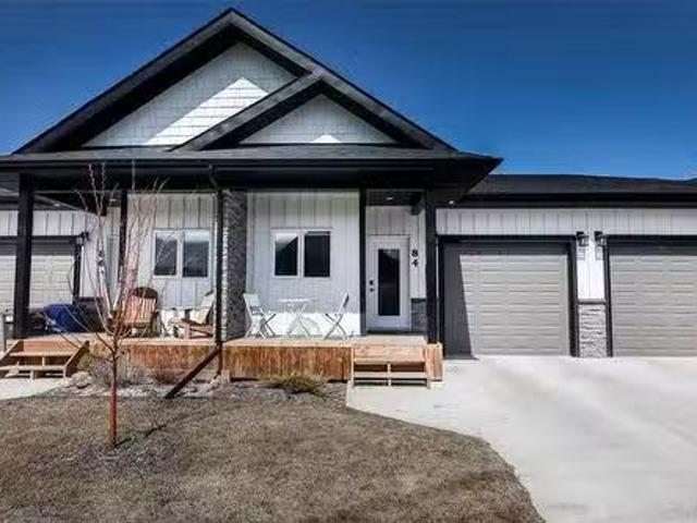 84 Prairie Crossings Crt, Niverville, MB, R0A 0A1 townhouse.