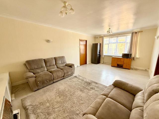 84 Station Road, Gidea Park RM2, 3 bed flat to rent, £1,850 pcm | PrimeLocation