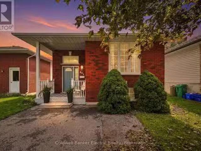 854 Abbey Lane, Peterborough Ashburnham Ward 4, ON, K9H 7N6.