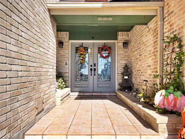 857 Cliff Drive