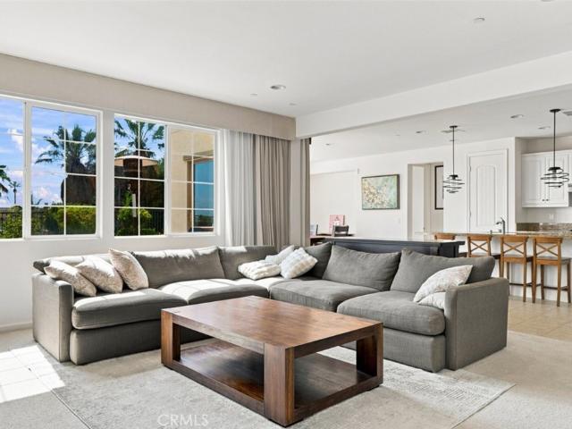 858 E Manresa