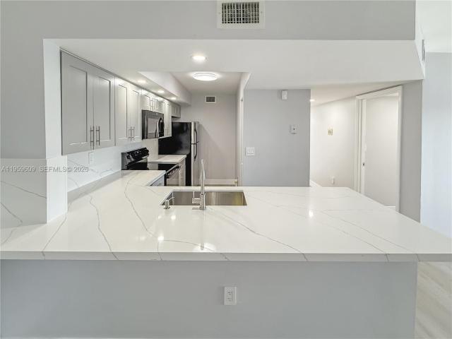 8590 SW 212th St Unit 204, Cutler Bay, US, FL