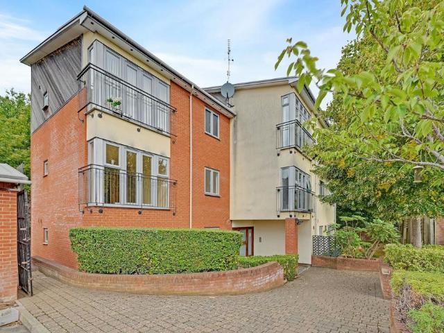 85 87 King Georges Avenue, Watford. 2 bed ground floor flat to rent £1,775 pcm £410 pw