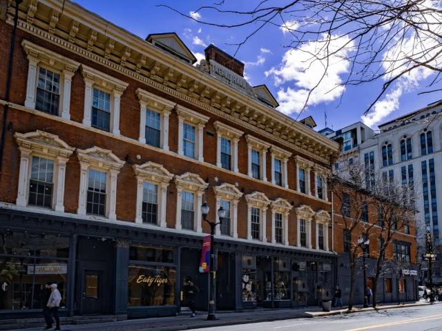 85 King St E