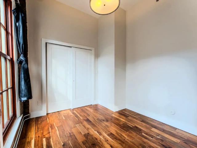 85 King St E
