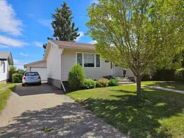8611 95 Street, Grande Prairie, AB, T8V 3E4 house for sale.