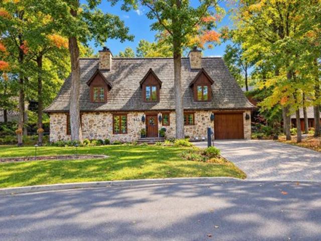 863 Place Des Mésanges, Saint Bruno De Montarville, QC, J3V 6E4 Luxury House for sale | Listing ID 22364 | Royal LePage Carriage Trade Luxury Properties