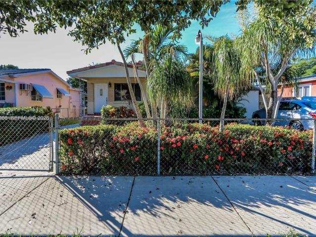 868 W 34th St, Hialeah, FL