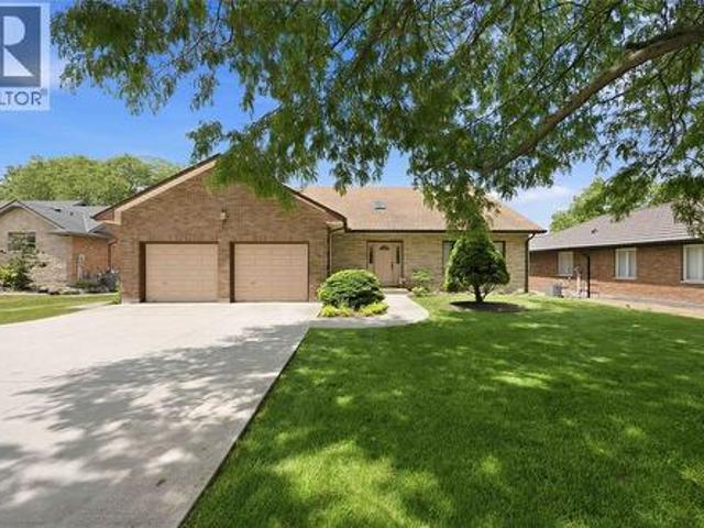 869 St. Clair Parkway, Moore Township, ON, N0N 1M0 house for sale | Listing ID 26013 | Royal LePage