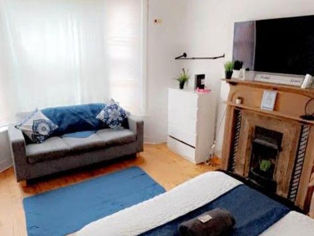 86 Fernlea Road, London, SW12 9RW, United Kingdom | 4 bed townhouse for rent #136444508 | Rentberry