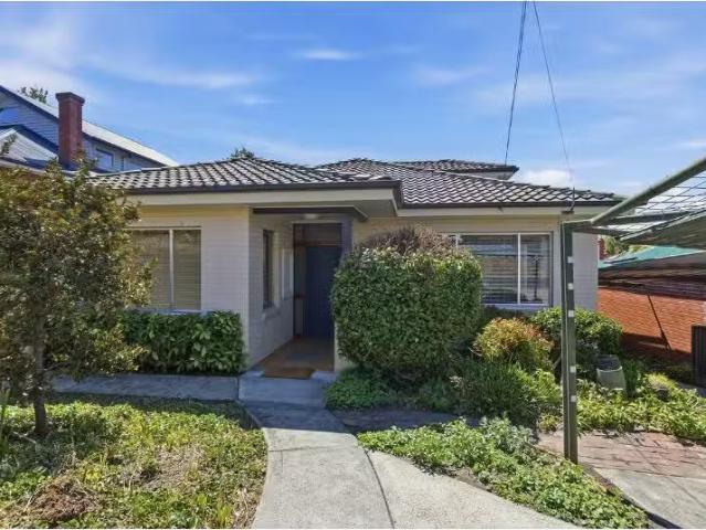 86 Lord Street, Sandy Bay House for rent Listed by Sri Maniky.