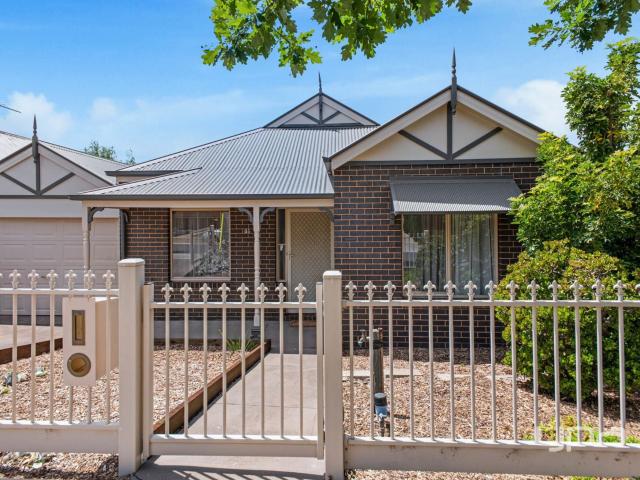 86 Oakview Parade, Caroline Springs
