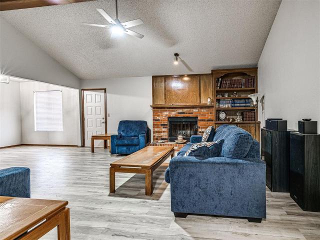 8712 Oakridge Drive